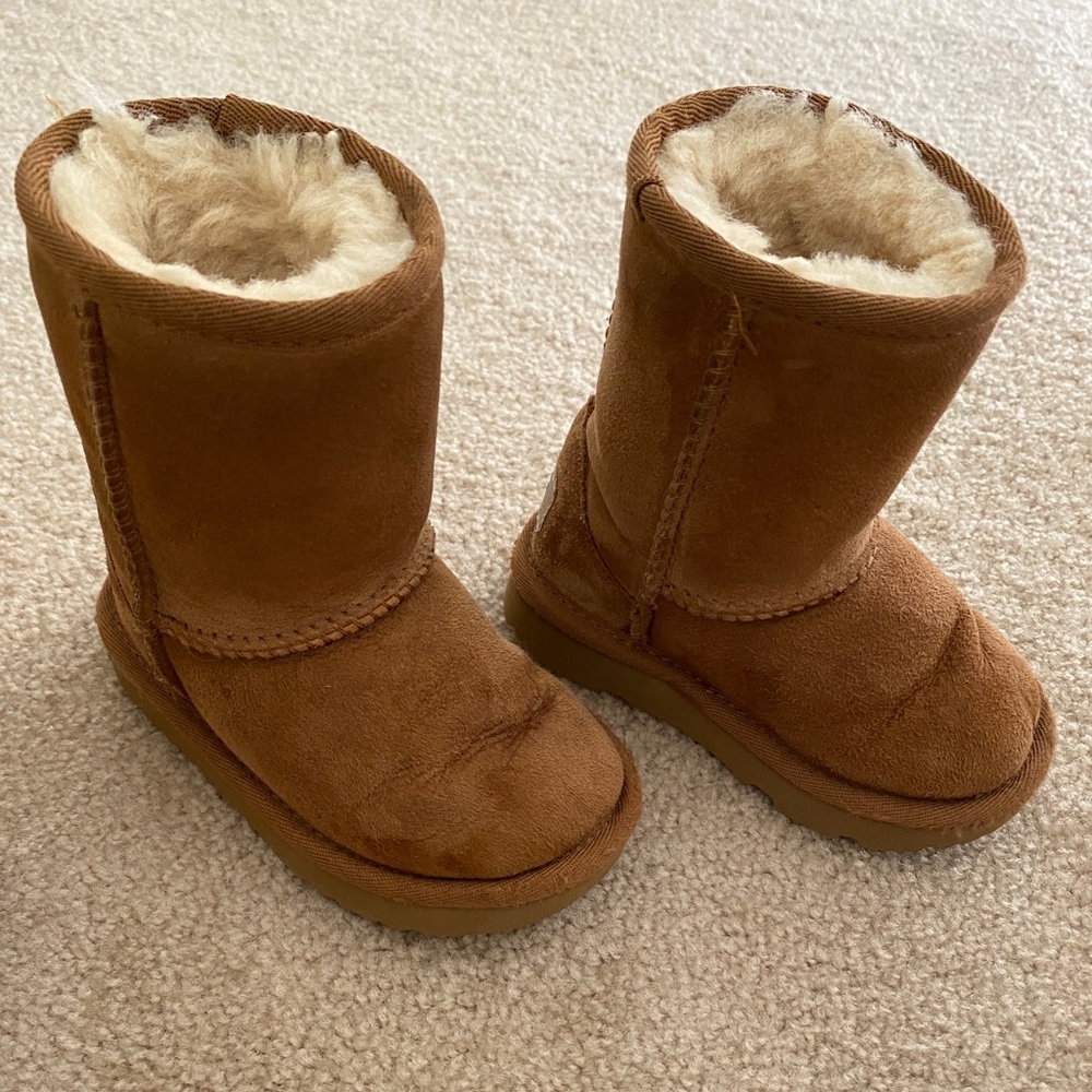 Camel little girl UGGS great condition!
